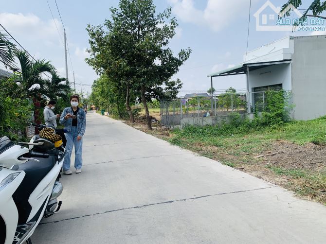 CẦN BÁN LÔ ĐẤT 300m2 MẶT TIỀN ĐƯỜNG BỜ LÁT XÃ THANH PHÚ BẾN LỨC - 2
