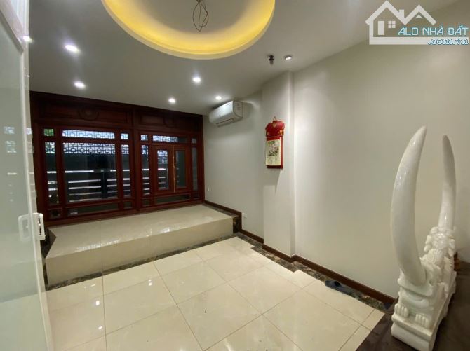 Bán nhà Hoàng Quốc Việt, phân lô ô tô vào nhà, mặt tiền rộng 5,7m, dt 64m, giá 16,8 tỷ. - 2