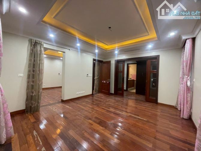 Biệt Thự 5 Tầng Có Hầm Lão Thành Cách Mạng 240m2 Mt 15m Sân Rộng 300m2 Để Oto Thoải Mái