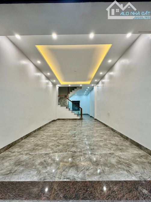 Đường Láng-Nhà 2 Thoáng-Ô Tô Đỗ,Ngõ Thông-Kinh Doanh Tốt- DT 52m- Giá 14.2 Tỷ - 2