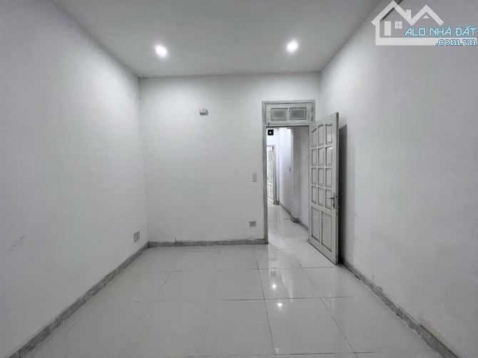 Cần bán gấp nhà đẹp phân lô Lạc Long Quân 47m2, 6T, ô tô đỗ cửa, thang máy ở ngay - 2