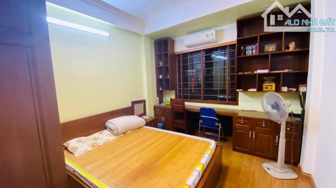 Bán nhà phố Hoàng Ngọc Phách, Đống Đa. Sổ 68m*4t, mt 3.5m, 12,2tỷ. có ô lắp thang máy, thê - 3