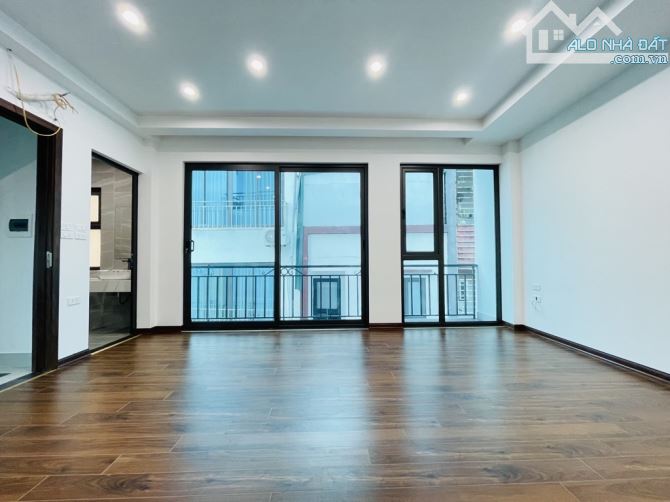 Bán nhà đẹp long lanh Khương Đình, DT 39m2 x 6T, MT 8m, thang máy, oto tránh, giá 12 tỷ 2 - 3