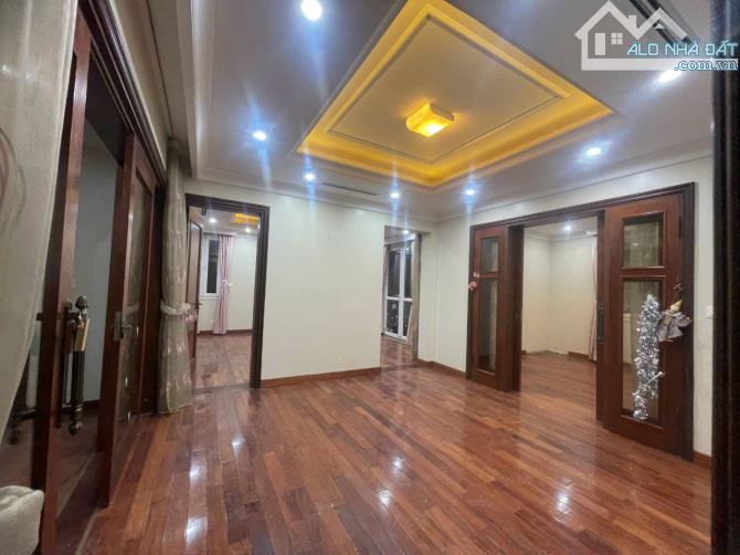 Biệt Thự 5 Tầng Có Hầm Lão Thành Cách Mạng 240m2 Mt 15m Sân Rộng 300m2 Để Oto Thoải Mái