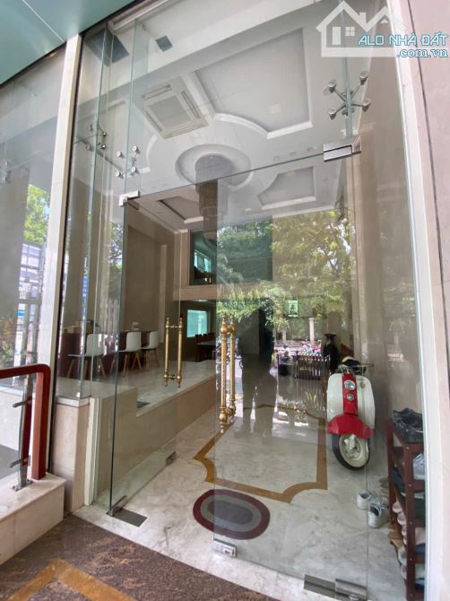 Cần bán tòa nhà 2 mặt tiền đắc địa đường Nguyễn Thị Minh Khai. DTSD: 1000m² - 3