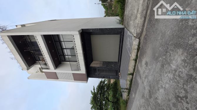 B.Á.N NHÀ THỊ TRẤN ĐAN PHƯỢNG , PHÂN LÔ, Ô TÔ TRÁNH , Ở RẤT SƯỚNG   82M2, 12 TỶ 9 - 3