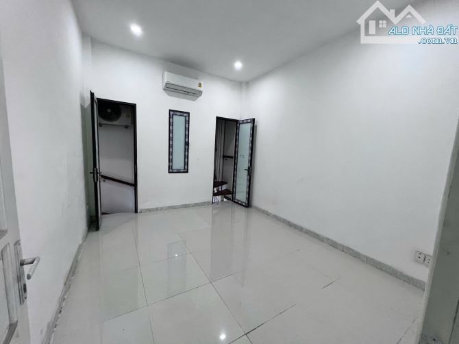 Cần bán gấp nhà đẹp phân lô Lạc Long Quân 47m2, 6T, ô tô đỗ cửa, thang máy ở ngay - 3