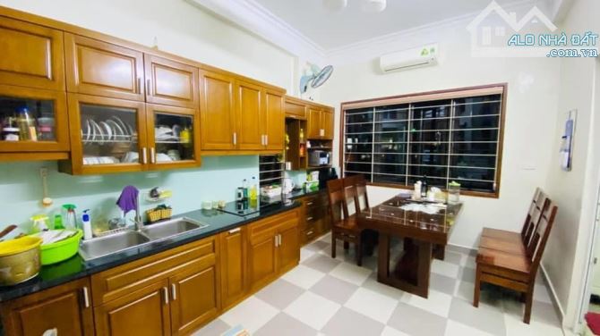 Bán nhà phố Hoàng Ngọc Phách, Đống Đa. Sổ 68m*4t, mt 3.5m, 12,2tỷ. có ô lắp thang máy, thê - 4