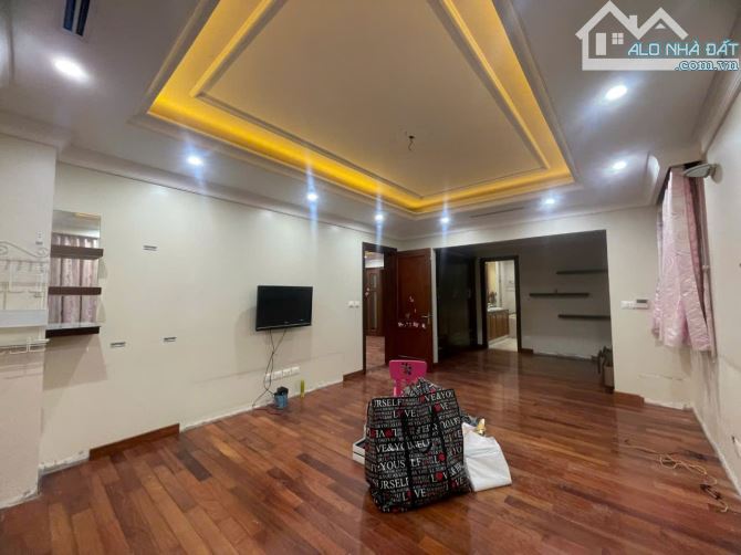 Biệt Thự 5 Tầng Có Hầm Lão Thành Cách Mạng 240m2 Mt 15m Sân Rộng 300m2 Để Oto Thoải Mái