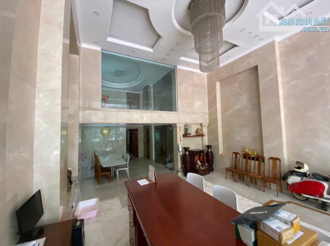 Cần bán tòa nhà 2 mặt tiền đắc địa đường Nguyễn Thị Minh Khai. DTSD: 1000m² - 4