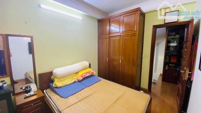 Bán nhà phố Hoàng Ngọc Phách, Đống Đa. Sổ 68m*4t, mt 3.5m, 12,2tỷ. có ô lắp thang máy, thê - 5