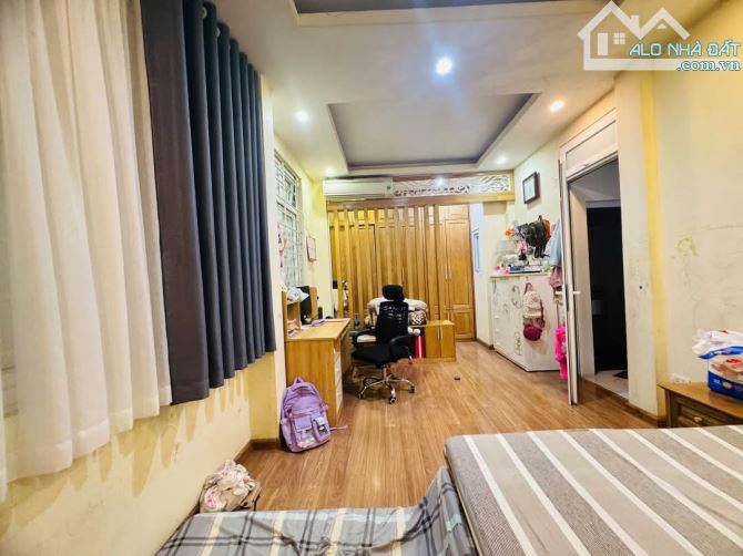 GẤP ! Bán nhà ngõ 125 Trương Định, 35m2 , mặt tiền hơn 5m, ngõ kinh doanh, chỉ 80m ra phố - 5