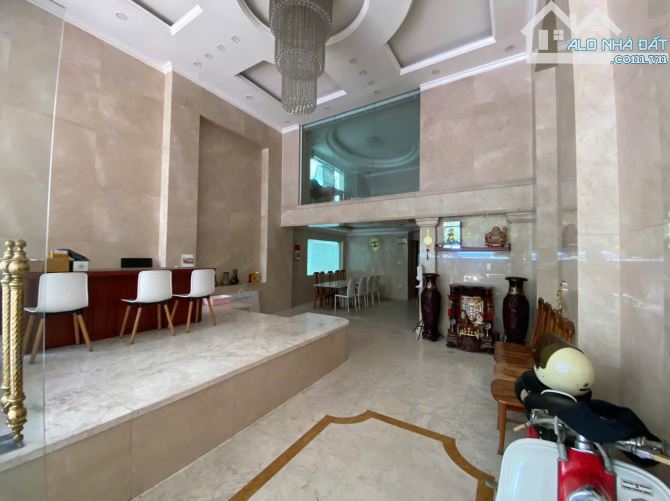 Cần bán tòa nhà 2 mặt tiền đắc địa đường Nguyễn Thị Minh Khai. DTSD: 1000m² - 5
