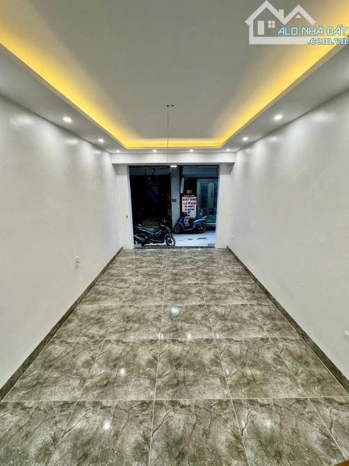 Đường Láng-Nhà 2 Thoáng-Ô Tô Đỗ,Ngõ Thông-Kinh Doanh Tốt- DT 52m- Giá 14.2 Tỷ - 5