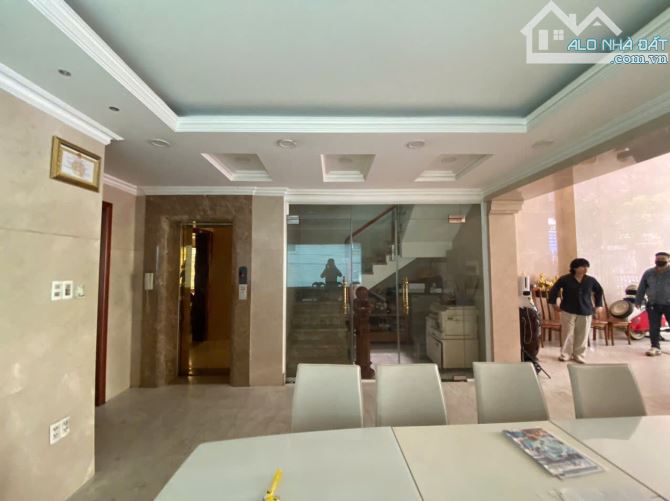Cần bán tòa nhà 2 mặt tiền đắc địa đường Nguyễn Thị Minh Khai. DTSD: 1000m² - 6