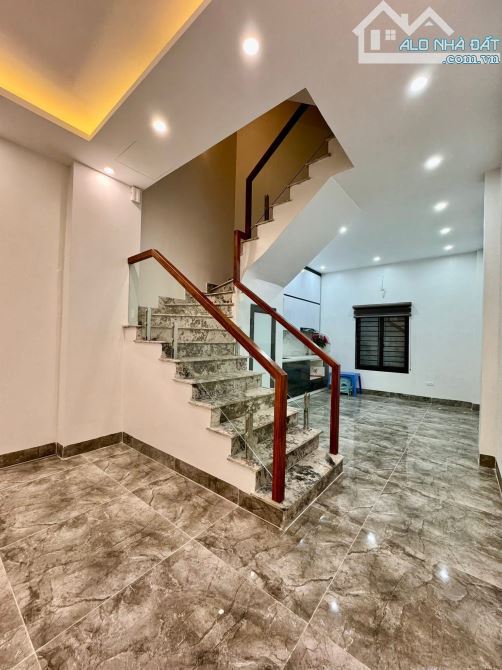 Đường Láng-Nhà 2 Thoáng-Ô Tô Đỗ,Ngõ Thông-Kinh Doanh Tốt- DT 52m- Giá 14.2 Tỷ - 6