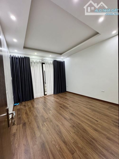 Đường Láng-Nhà 2 Thoáng-Ô Tô Đỗ,Ngõ Thông-Kinh Doanh Tốt- DT 52m- Giá 14.2 Tỷ - 7