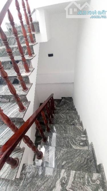 QUẬN 7 - PHẠM HỮU LẦU  . Q7-  3TẦNG + ST-CÒN MỚI 90% -44/79 M²-  5,3  TỈ - 8