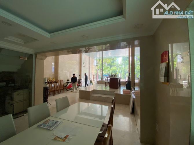 Cần bán tòa nhà 2 mặt tiền đắc địa đường Nguyễn Thị Minh Khai. DTSD: 1000m² - 8
