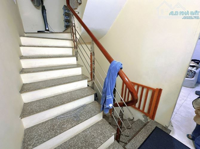 Cần bán gấp nhà phân lô phố Lạc Long Quân 51m2, 3T, mt 5m, ô tô vào nhà, kinh doanh - 8