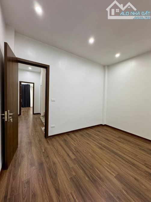 Đường Láng-Nhà 2 Thoáng-Ô Tô Đỗ,Ngõ Thông-Kinh Doanh Tốt- DT 52m- Giá 14.2 Tỷ - 9