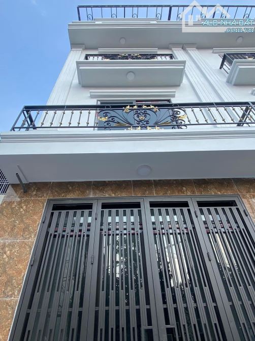3 tỷ25. Gần chợ, UBND,trường học. Otoo cách vài bước, xe chạy quanh.Gần trục liên xã