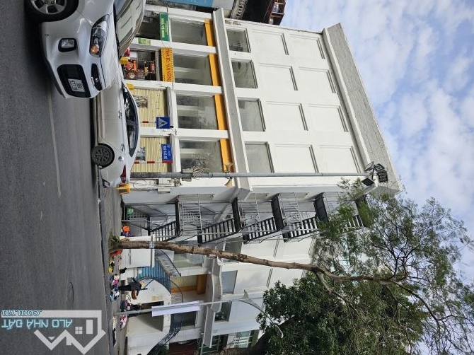 Cho thuê tòa nhà lô góc mặt phố Đại Cồ Việt DT 500m2, 5 tầng, MT 30m. Giá 700 triệu