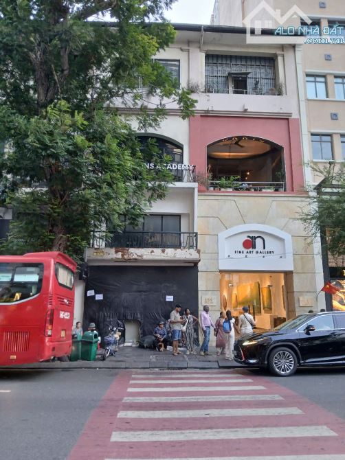 Bán Nhà 2 Mặt Tiền Đồng Khởi, DT: 4.3x 28m Siêu VIP, siêu Sang giá 145 tỷ