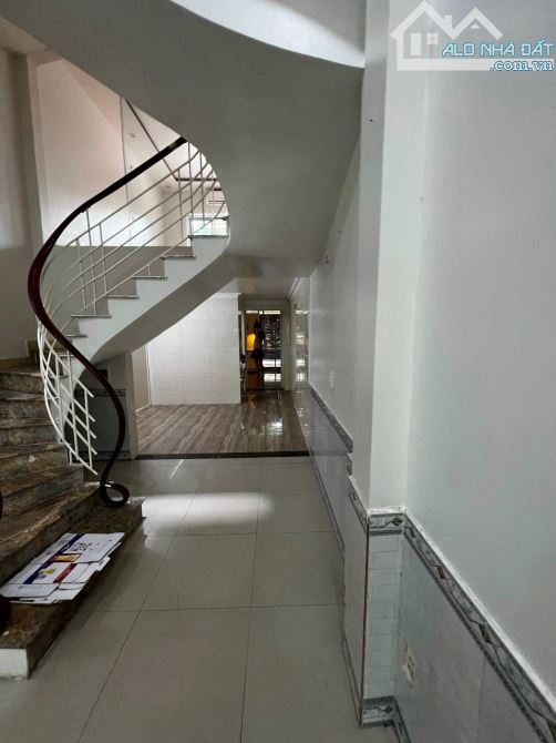 Cho thuê nhà 3,5 tầng mặt đường tuyến 2 Lê Hồng Phong ( lô 9 mở rộng)