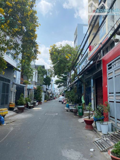 Nhà hẻm nhựa một xẹt 8m đường Lê Văn Quới gần ngã tư Bốn xã, 4x16m, 1 trệt 1 lửng