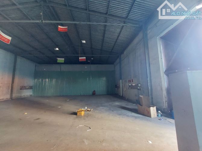 Cho thuê kho Quận 4 DT 250m xe nâng, xe tải vào tận trong kho.