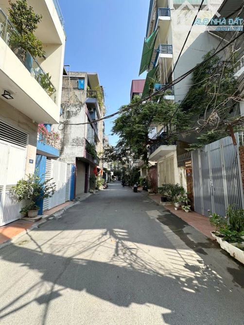 BÁN NHÀ PHÂN LÔ CẦU GIẤY – GẦN PHỐ - THANG MÁY – Ô TÔ TRÁNH – DT 50M2, NHỈNH 19 TỶ