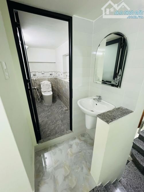 MẶT TIỀN NGUYỄN TRÃI P.14 Q5 (4X20M) 2T 4PN MỚI CỨNG. GIÁ 28 TRIỆU/ THÁNG