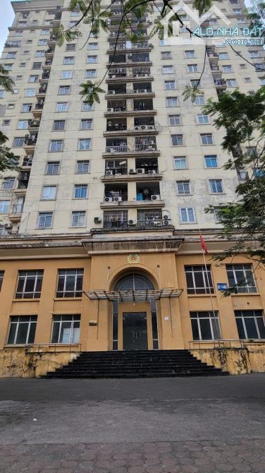 Hàng hiếm, giá rẻ. Bán căn hộ góc 2 ngủ view Hồ Tây thoáng mát, khu toàn người giàu