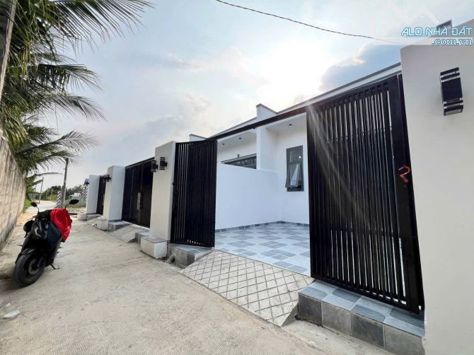 Nhà Cấp 4 Xây Kiên Cố 5,1 x 20m Ngay Lộc Hậu Mỹ Lộc. Sổ Hồng Riêng Giá Rẻ