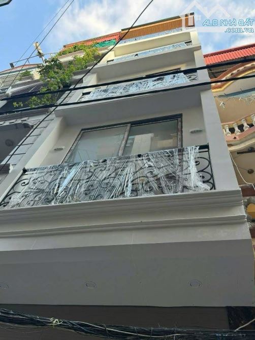BÁN NHÀ VIỆT HƯNG 5.X TỶ, DT42M2, MT5M, 4 TẦNG, Ô TÔ 20M