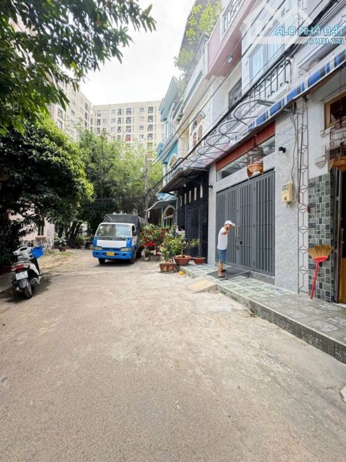 HẺM XE HƠI THÔNG THOÁNG PHAN HUY ÍCH P15 TÂN BÌNH