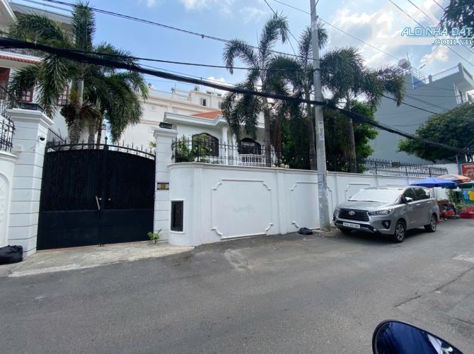 Bán Biệt Thự Đường Trần Văn Sắc ND Quận 2.DT:21x22m.Giá 72 Tỷ