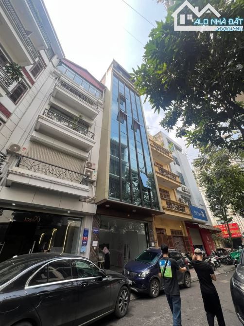 TOÀ VĂN PHÒNG TRUNG KÍNH CẦU GIẤY DT 100M 7 TẦNG THANG MÁY VỈA HÈ RỘNG KD ĐA DẠNG 48 TỶ