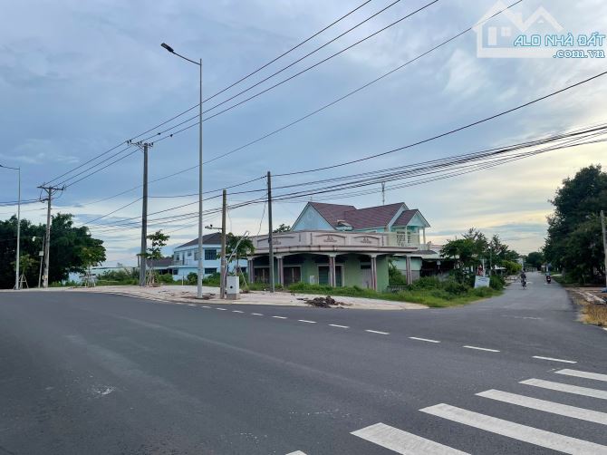 Bán đất 2 mặt tiền đường DT 998 hướng đi thẳng ra ngã 4 biển Hồ Tràm