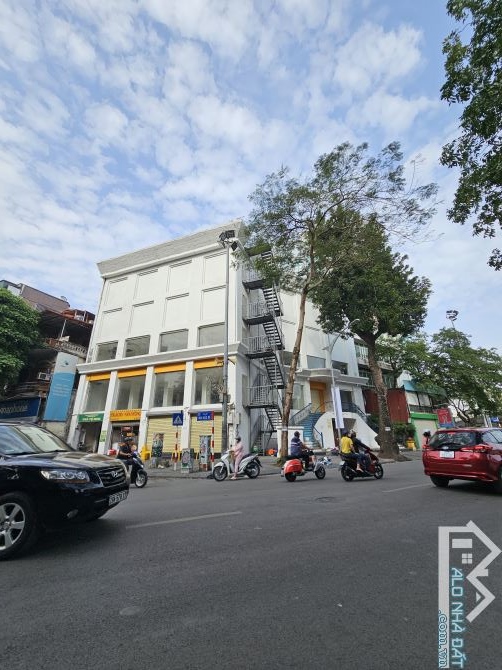 Cho thuê tòa nhà lô góc mặt phố Đại Cồ Việt DT 500m2, 5 tầng, MT 30m. Giá 700 triệu - 1