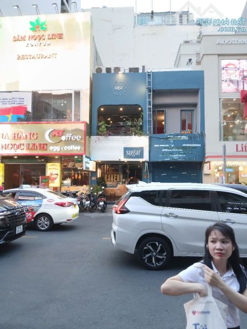 Bán Nhà 2 Mặt Tiền Đồng Khởi, DT: 4.3x 28m Siêu VIP, siêu Sang giá 145 tỷ - 1