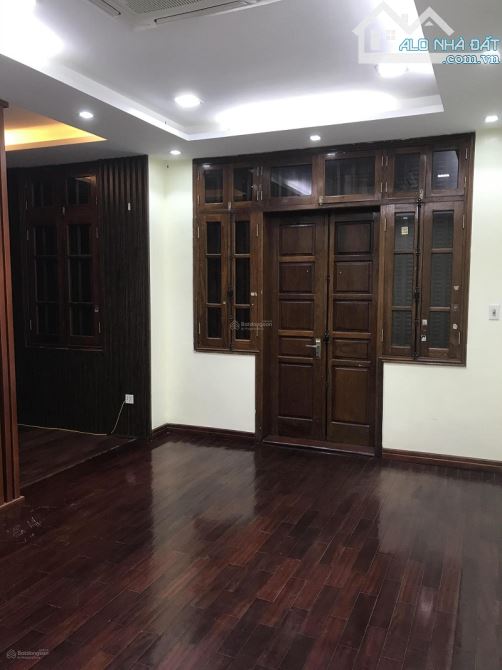 Cho thuê nhà ngõ 31 phố Trần Quốc Hoàn, Dt 45m2 x 5 tầng mỗi tầng 1 phòng, ô tô đậu cửa - 1