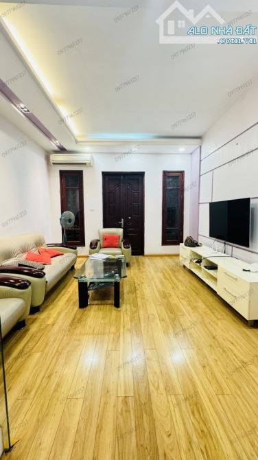 BÁN NHÀ NGUYỄN CHÍ THANH. DT 63m2 × 5T × MT 4,5m. Ô TÔ QUA NHÀ - 5m RA Ô TÔ TRÁNH + ĐỖ NGÀ - 1
