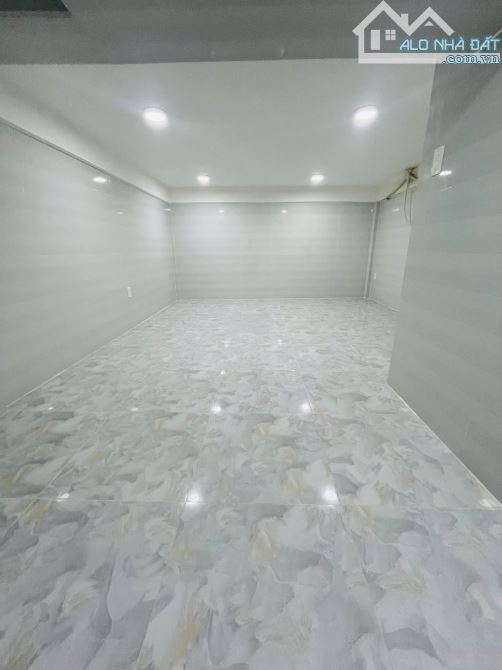 MẶT TIỀN NGUYỄN TRÃI P.14 Q5 (4X20M) 2T 4PN MỚI CỨNG. GIÁ 28 TRIỆU/ THÁNG - 1
