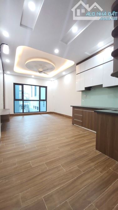 Nhà Thạch Bàn – Cổ Linh 36m2 Xây 6 Tầng Ngay Mặt Phố, Ô Tô Đỗ Cửa – 7.x tỷ - 1