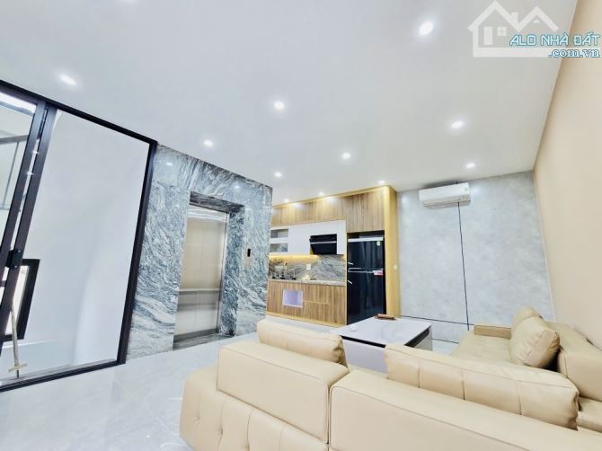 Bán Nhà Nguyễn Văn Cừ 8,8 Tỷ x 6 Tầng - Mt Đẹp 5m - 2 Thoáng - Thang Máy - 1