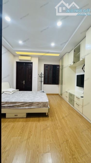 BÁN NHÀ NGUYỄN CHÍ THANH. DT 63m2 × 5T × MT 4,5m. Ô TÔ QUA NHÀ - 5m RA Ô TÔ TRÁNH + ĐỖ NGÀ - 2