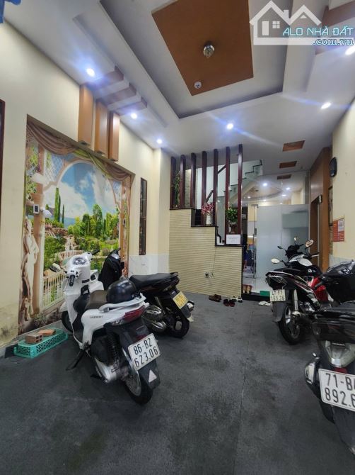 CHDV Cao Cấp Full Nội Thất – Dòng Tiền 300Tr/Năm – Gần Vincom Q8 – Giá Chỉ 8.6 Tỷ! - 2