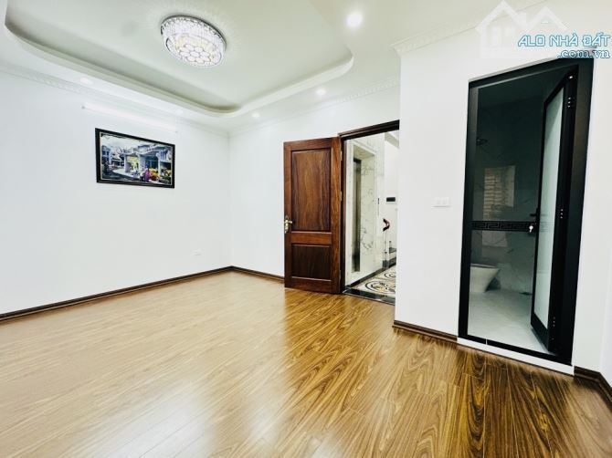 PHÂN LÔ Ô TÔ TRÁNH - VỈA HÈ KIM ĐỒNG - GARA - DT 62M x 5 TẦNG, THANG MÁY. GIÁ 22.35 TỶ - 2
